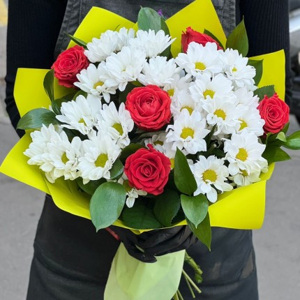 Букет с розами и хризантемами "Волшебство" - заказ с достакой с доставкой в по Каменск-Уральскому